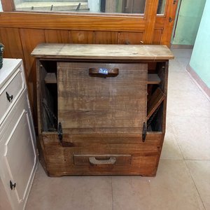 Galetero Antiguo de Madera con Cajón y Estantes - imagen 1