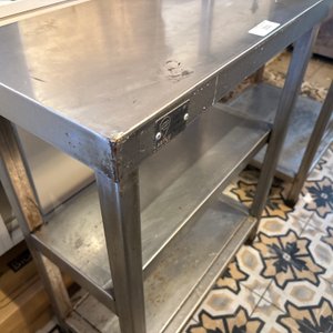 Lote #033 – Mesa auxiliar de acero inoxidable de alto calibre marca Abylu con dos estantes inferiores –  68x31x86cm - imagen 3