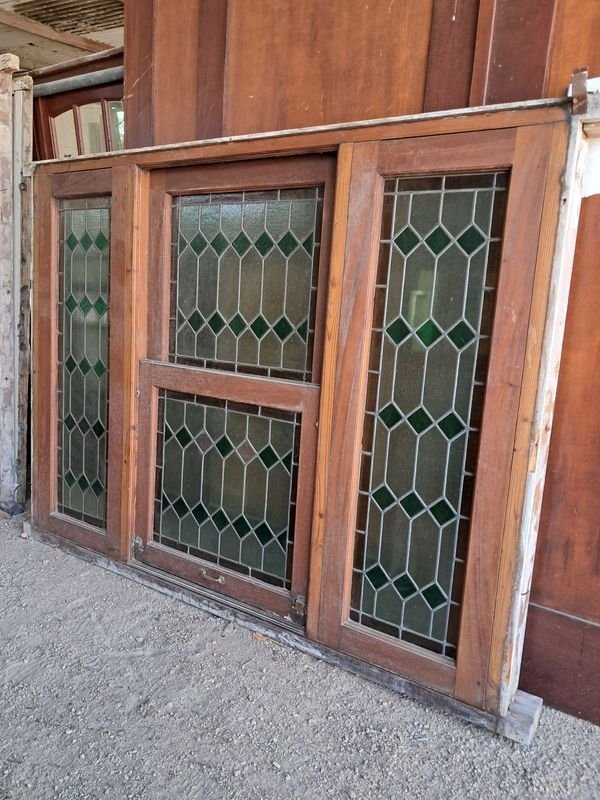 Lote anterior: Ventana con vitrales de cedro y marco de pinotea