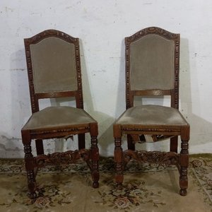 Lote siguiente: Par de Sillas Estilo Tudor Lustre Oscuro
