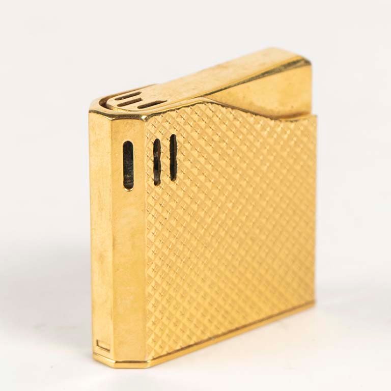 Lote siguiente: Encendedor Halley enchapado - Medidas: 4x4cm
