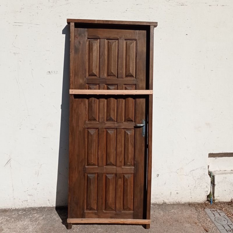 Lote anterior: Puerta exterior en madera maciza con marco y cerradura