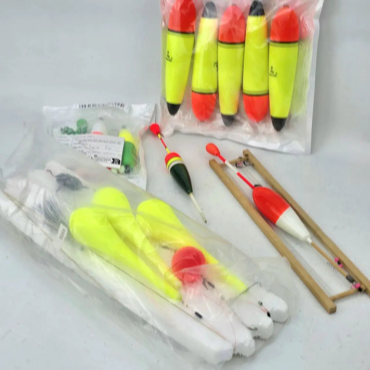 Variedad de Flotadores de Pesca y Accesorios