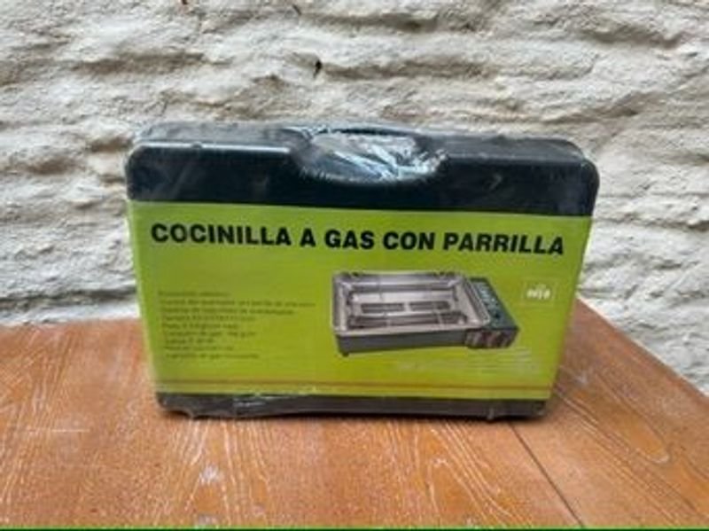 Lote siguiente: Cocinilla a gas con parrilla para camping. Nueva sin uso
