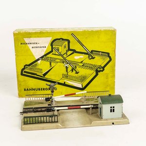 Lote siguiente: Paso de nivel mecánico Marklin para maquetas de tren made in Germany en su caja original.