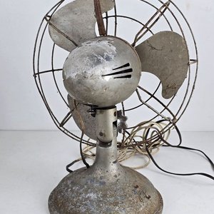 Antiguo Ventilador de Mesa Metálico - imagen 5