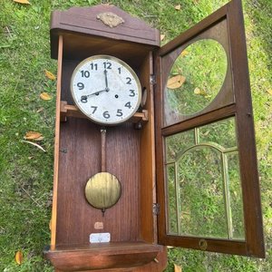 reloj de pendulo antiguo de la marca alemana Junghans mecanismo de carrillon completo en muy buenas condiciones, funcionando. Con su caja en roble y llave data de fines del siglo XIX - imagen 4