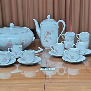 Juego de Porcelana Olmos con Rosas Rosadas y Filete Dorado - imagen 1