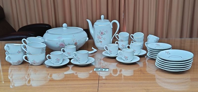 Juego de Porcelana Olmos con Rosas Rosadas y Filete Dorado