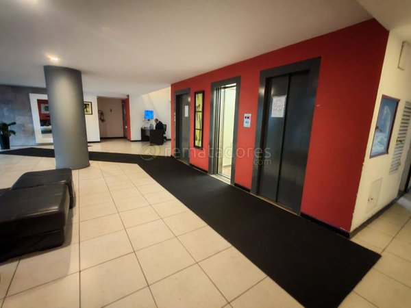 Hall de Edificio con Ascensores y Mobiliario
