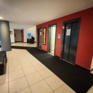 Lote anterior: Hall de Edificio con Ascensores y Mobiliario