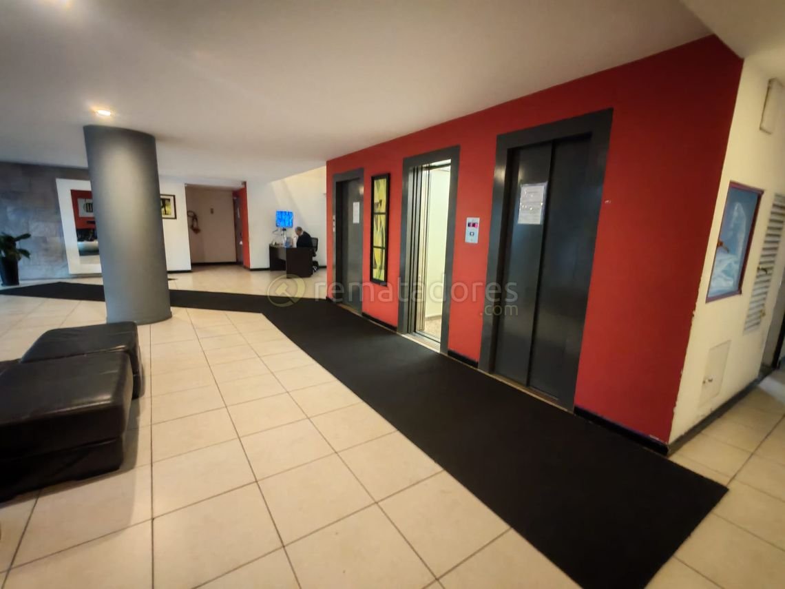 Hall de Edificio con Ascensores y Mobiliario