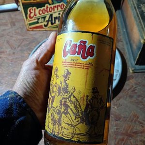Botella de Caña Cerrada con 4 Vasos y Bandeja de Aluminio - imagen 2