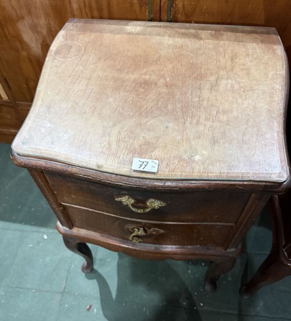Juego de 2 Mesitas de Luz Antiguas de Madera