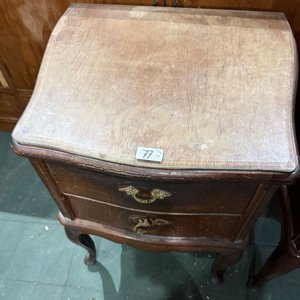 Lote siguiente: Juego de 2 Mesitas de Luz Antiguas de Madera