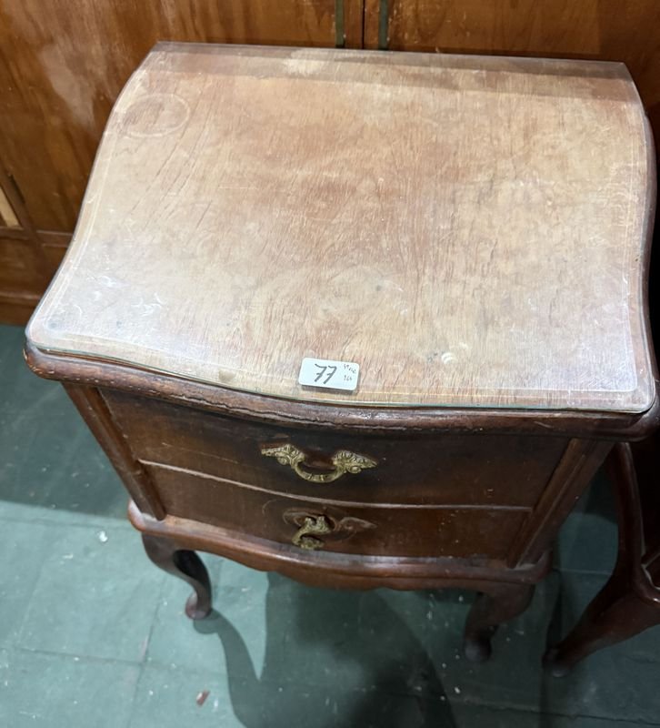 Juego de 2 Mesitas de Luz Antiguas de Madera