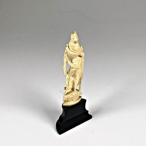 Figura de Marfil Estilo Odalisca con Base Negra - imagen 5