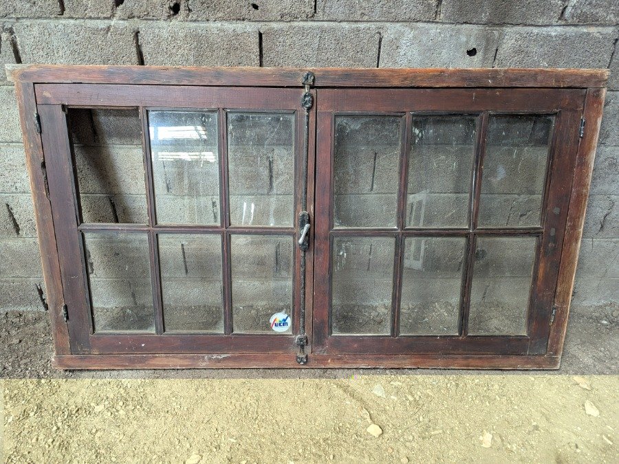 Ventana antigua con marco de cedro y pinotea - imagen 2