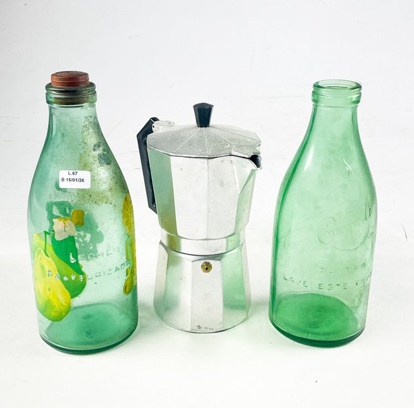 Lote siguiente: Tres piezas de cerámica y metal para la cocina
