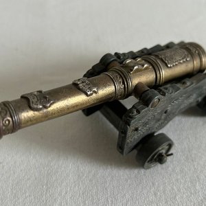 Lote siguiente: Réplica de Cañón Antiguo en Bronce y Metal