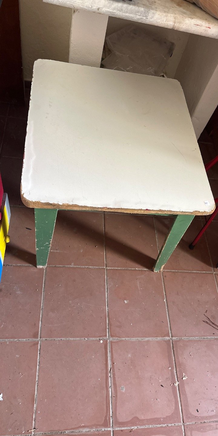 Lote anterior: Mesa de madera con detalles