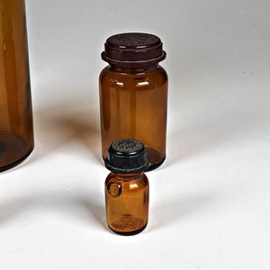 Lote de 4 Frascos de Vidrio Ámbar Farmacia Antiguos - imagen 3