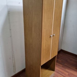 Ropero de madera con puertas, estantes y barral - imagen 3