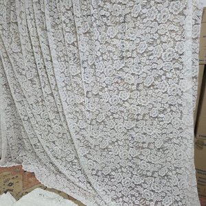 Par de Cortinas de Encaje Blanco con Motivos Florales - imagen 2