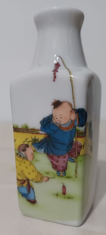 Jarrón de porcelana oriental con decoración de niños jugando con pirotécnica - imagen 3