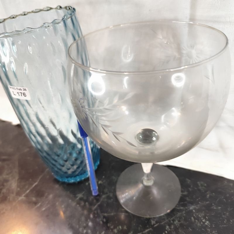 Vaso de cristal tallado al ácido y florero azul - imagen 3