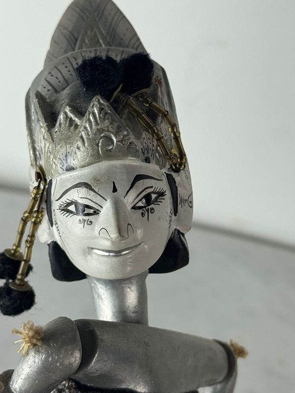 Marioneta en madera con detalles de plata y oro - imagen 8