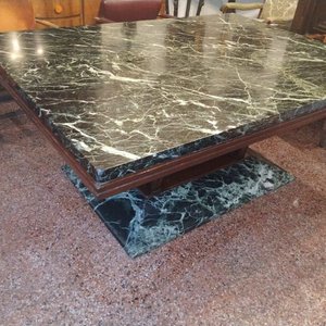 Lote siguiente: Mesa Art Decó Francesa de Jacarandá con Tapa de Mármol Verde