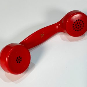 Teléfono Antiguo de Baquelita Rojo con Monograma UT.E - imagen 3
