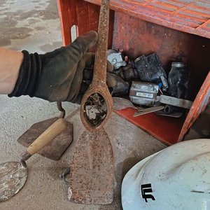 Lote de Cascos de Constructor y Herramientas Varias - imagen 6