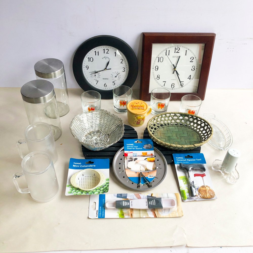 Lote de Artículos de Cocina Varios: Relojes, Cristalería y Utensilios