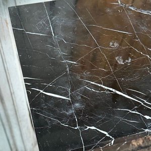 Pedestal de Mármol Negro Rectangular con Tapa Cuadrada Restaurada - imagen 3