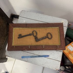 Lote anterior: Llavero con Dos Llaves Antiguas en Marco Decorativo