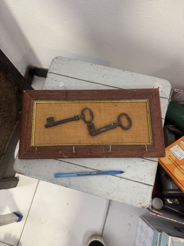 Llavero con Dos Llaves Antiguas en Marco Decorativo
