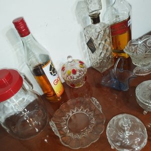  Botella de whisky y botella de grapa miel empezadas - imagen 4