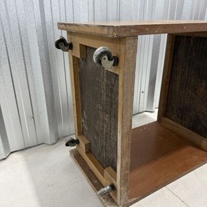 Mueble Auxiliar de Madera con Ruedas y Dos Estantes - imagen 3