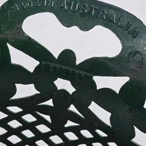 Macetero Decorativo Metálico Calado Verde Oscuro "Made in Australia" - imagen 2