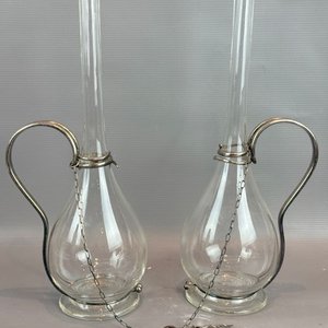 Par de Jarras Decantadoras de Cristal con Montura Metálica Plateada y Cadena Decorativa - Siglo XIX - imagen 1