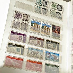 Dos Álbumes de Sellos Postales Variados - imagen 3