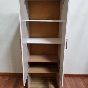 Mueble Blanco y Castaño con Puertas y Estantes - imagen 2