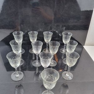 Lote siguiente: L 279 - 12 Piezas - Set de 12 copitas antiguas para licor en vidrio labrado de fina terminación, con diseño de corte en estrella en el cáliz y pie liso (altura aproximada 8 cm)