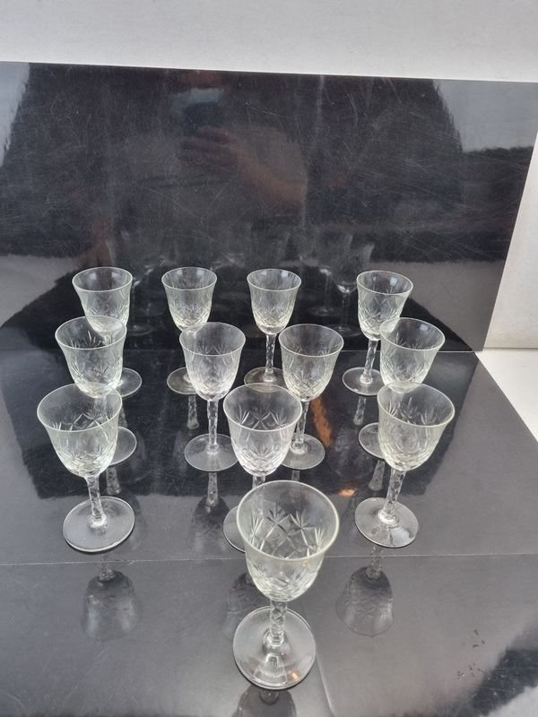 L 279 - 12 Piezas - Set de 12 copitas antiguas para licor en vidrio labrado de fina terminación, con diseño de corte en estrella en el cáliz y pie liso (altura aproximada 8 cm)