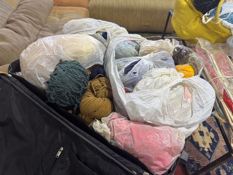 Gigantesco lote de materiales para tejer y crochet - imagen 4