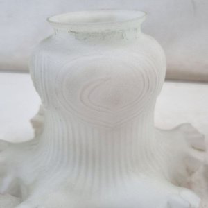 L 066 - 15 Piezas - Conjunto decorativo de pantallas en vidrio opalina con volados y selección de platos en porcelana y loza de diversas marcas (Presenta marcas visibles de uso) - imagen 9