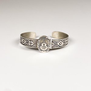 Lote siguiente: Pulsera Rígida de Plata Labrada "Legislatura Ciudad de Buenos Aires"