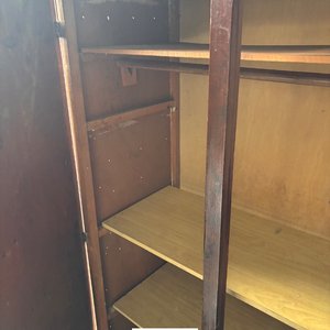 Ropero Antiguo de Madera Oscura con Dos Puertas - imagen 3